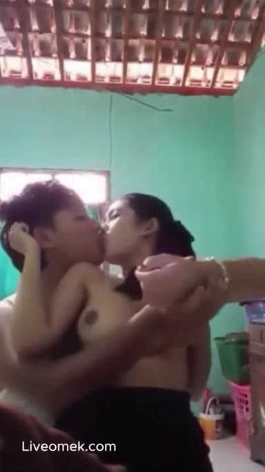 Main berdiri saat rumah lagi sepi